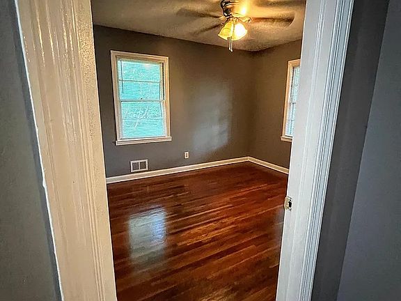 5th image of 2884 Meadowview Dr SE