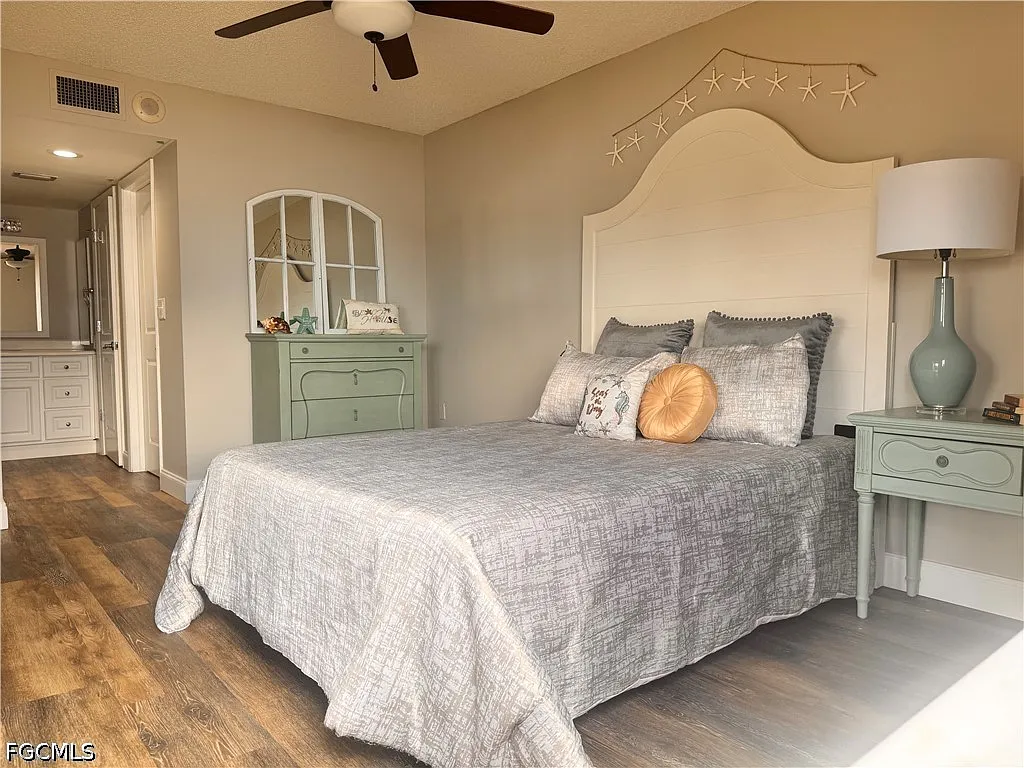 2 bed, 2.0 bath, 880 sqft, $3,250 — Photo 4