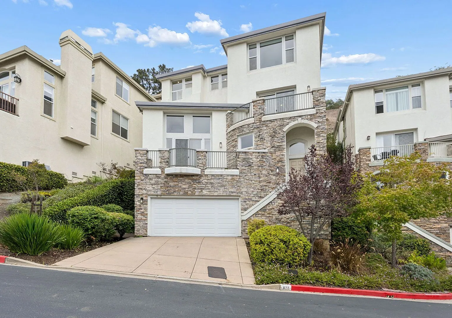 Light-Filled 5-Bedroom Oakland Home with Views & Outdoor Terrace | 672 Via Rialto — Photo 1