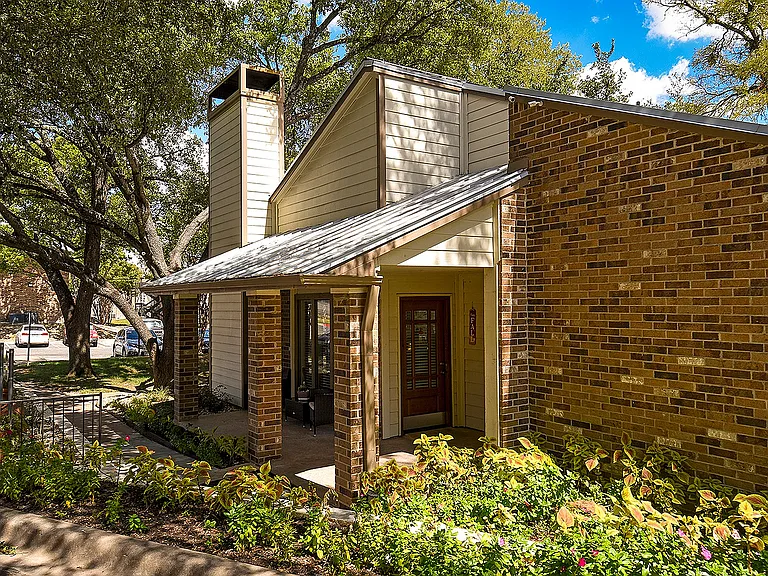Cricket Hollow Apartments — Photo 4