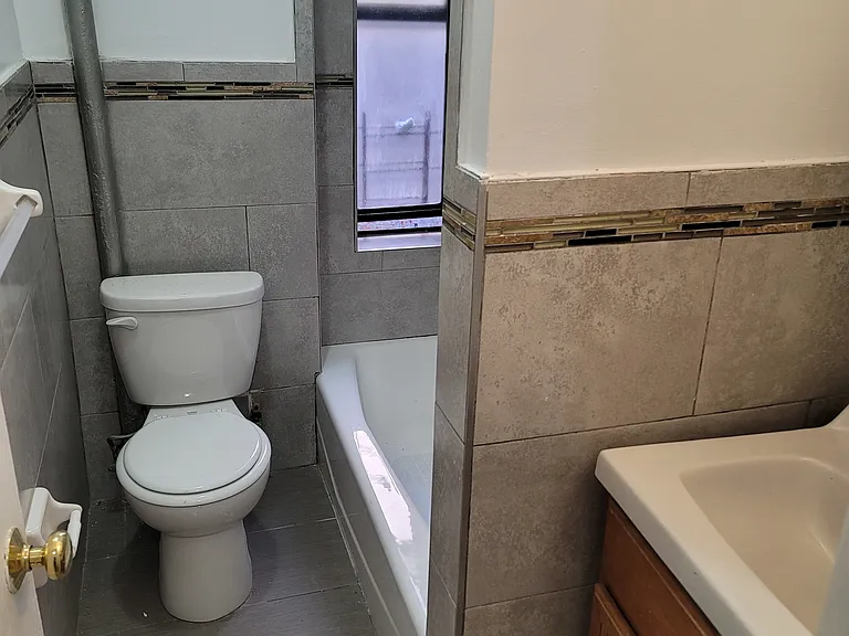 2463 Valentine Ave #E4 — Photo 4