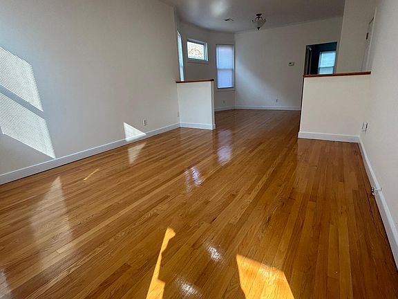 4th image of 54 Oxford Pl #2A