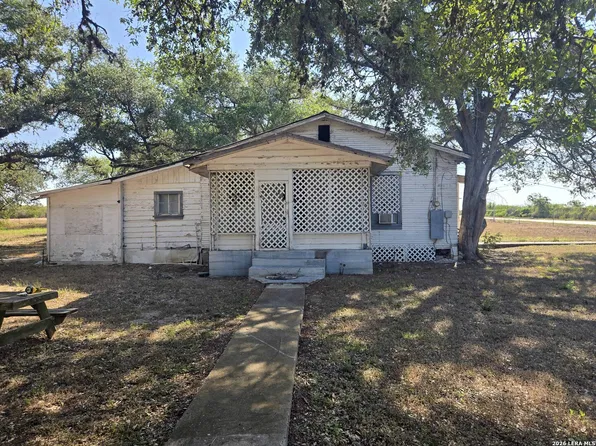 829 E Charco Rd, Tuleta, TX 78162