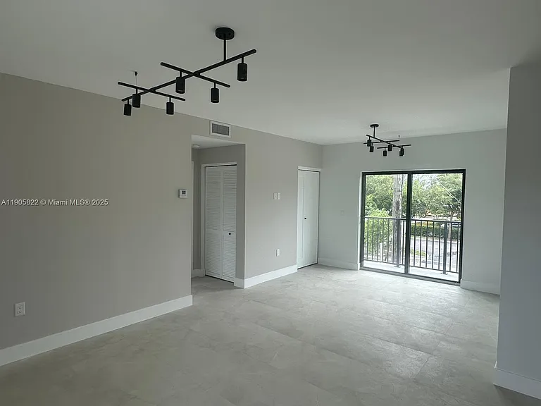 5423 NE Miami Ct #7 — Photo 5