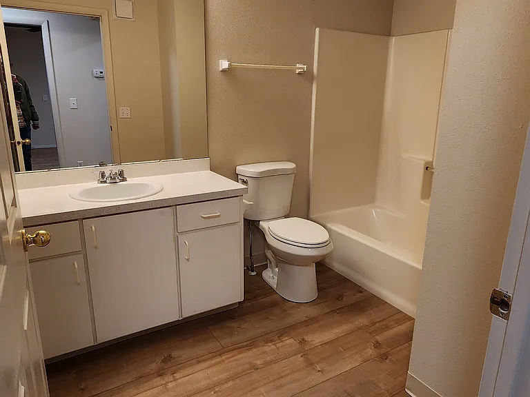 Bathroom with tub/shower