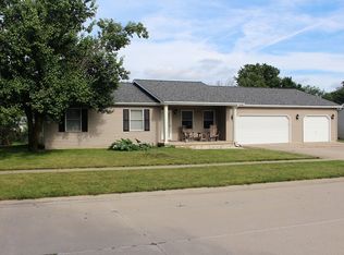 62 Kirkwood Dr W, Clinton, IL 61727
