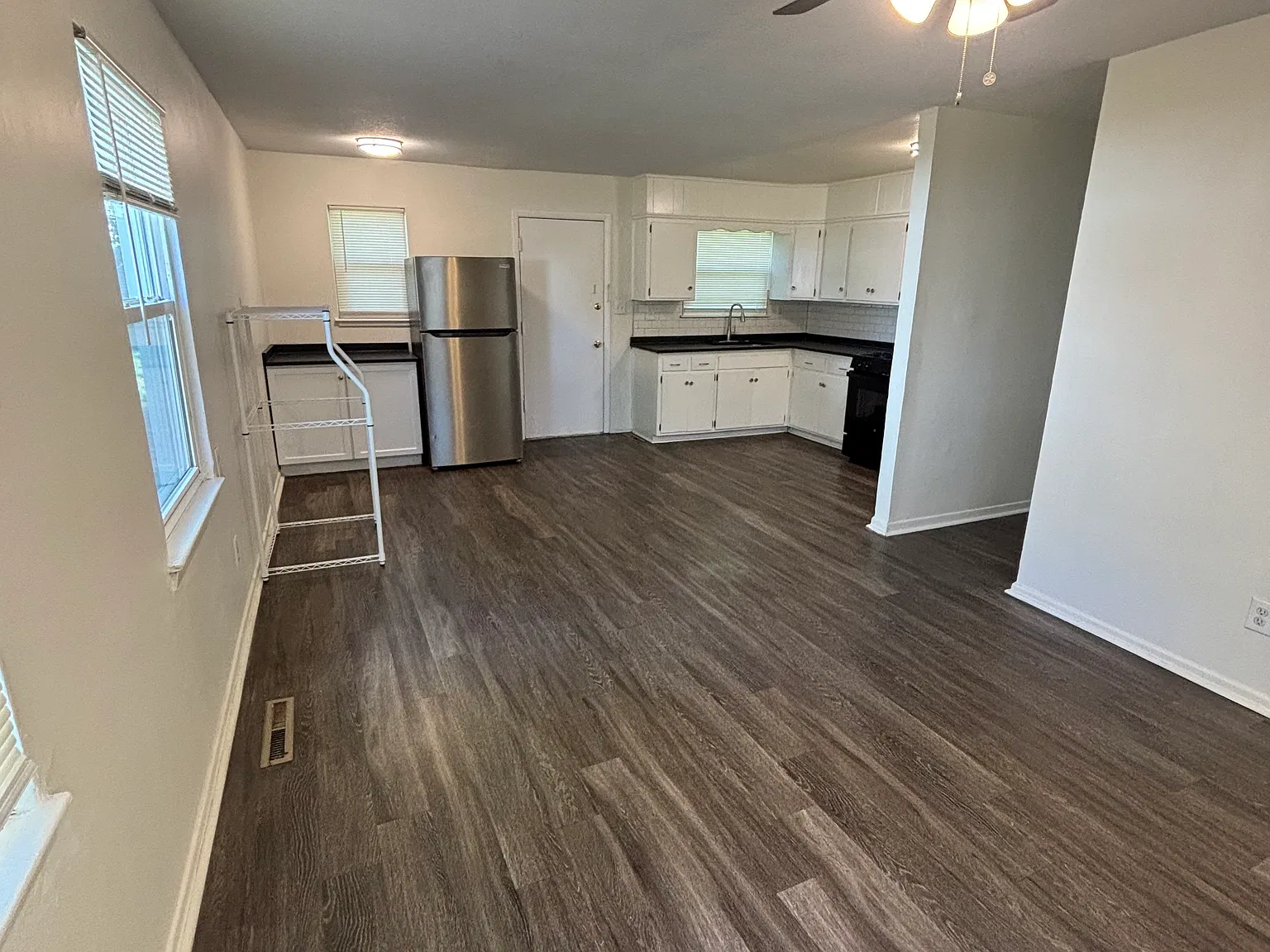 3 bed, 816 sqft, $1,600 — Photo 3