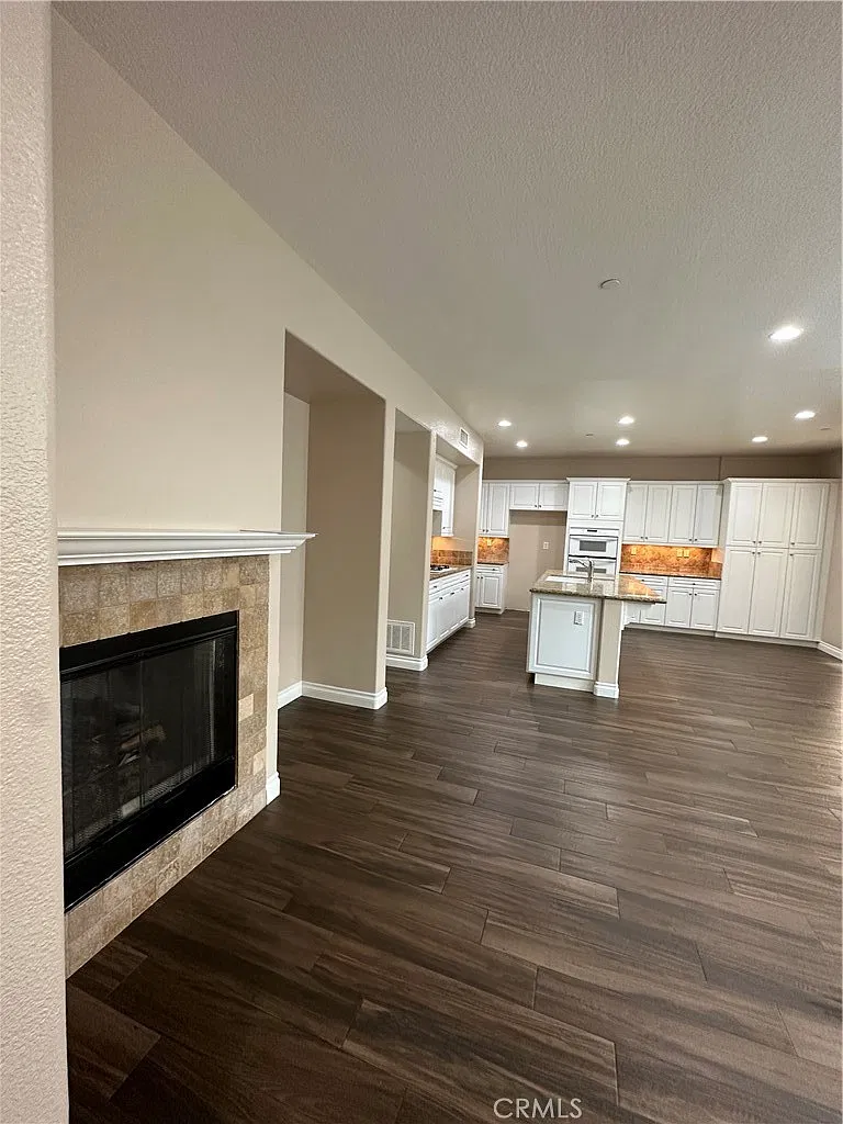 4 bed, 3.5 bath, 2435 sqft, $5,200 — Photo 2