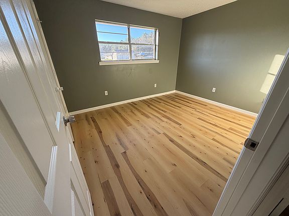 3rd image of 516 Holiday St