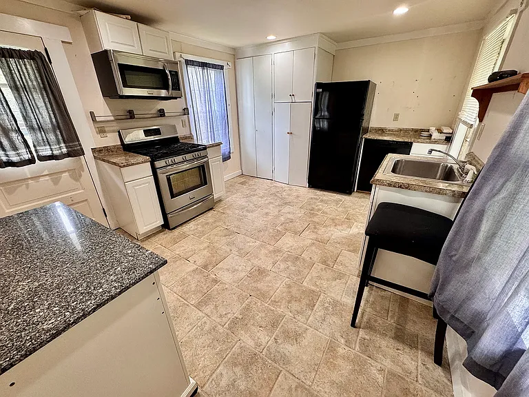 111 Rockwell St #A — Photo 7