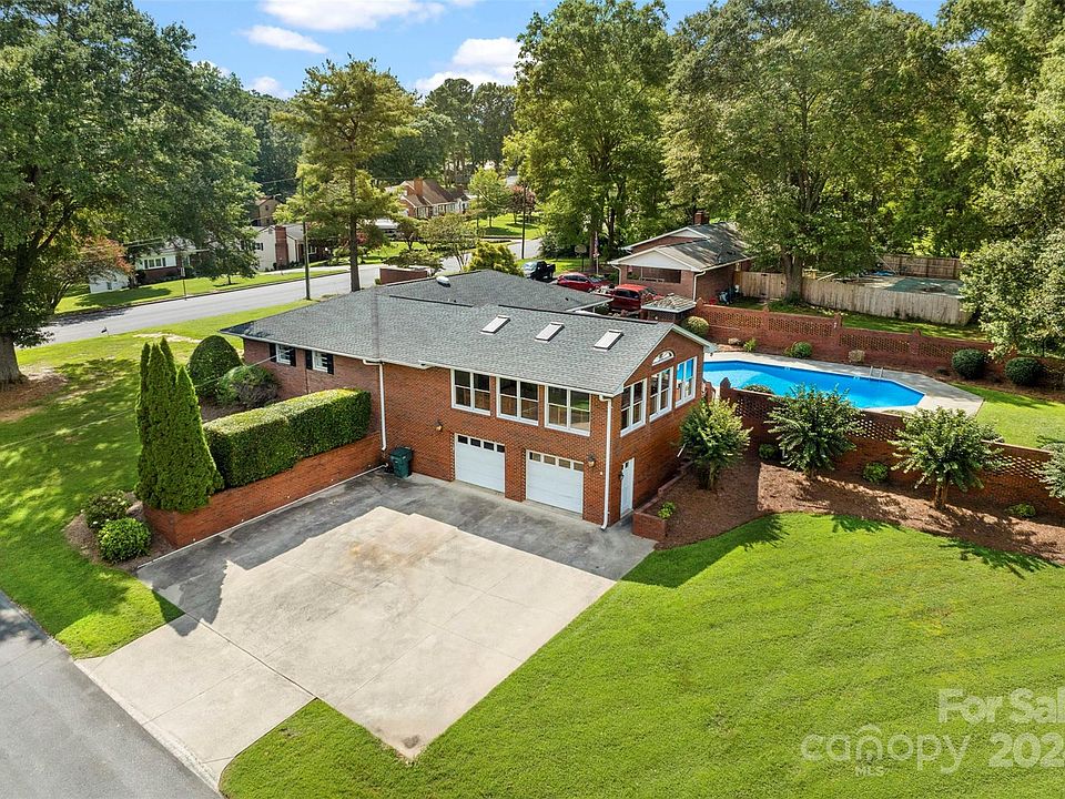 1st image of 702 Hillcrest Ave