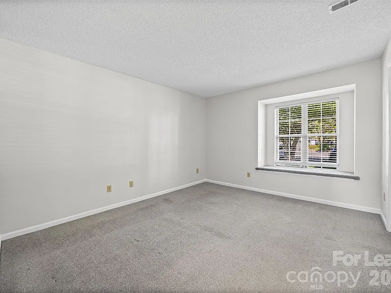 2920 Iron Gate Ln — Photo 13
