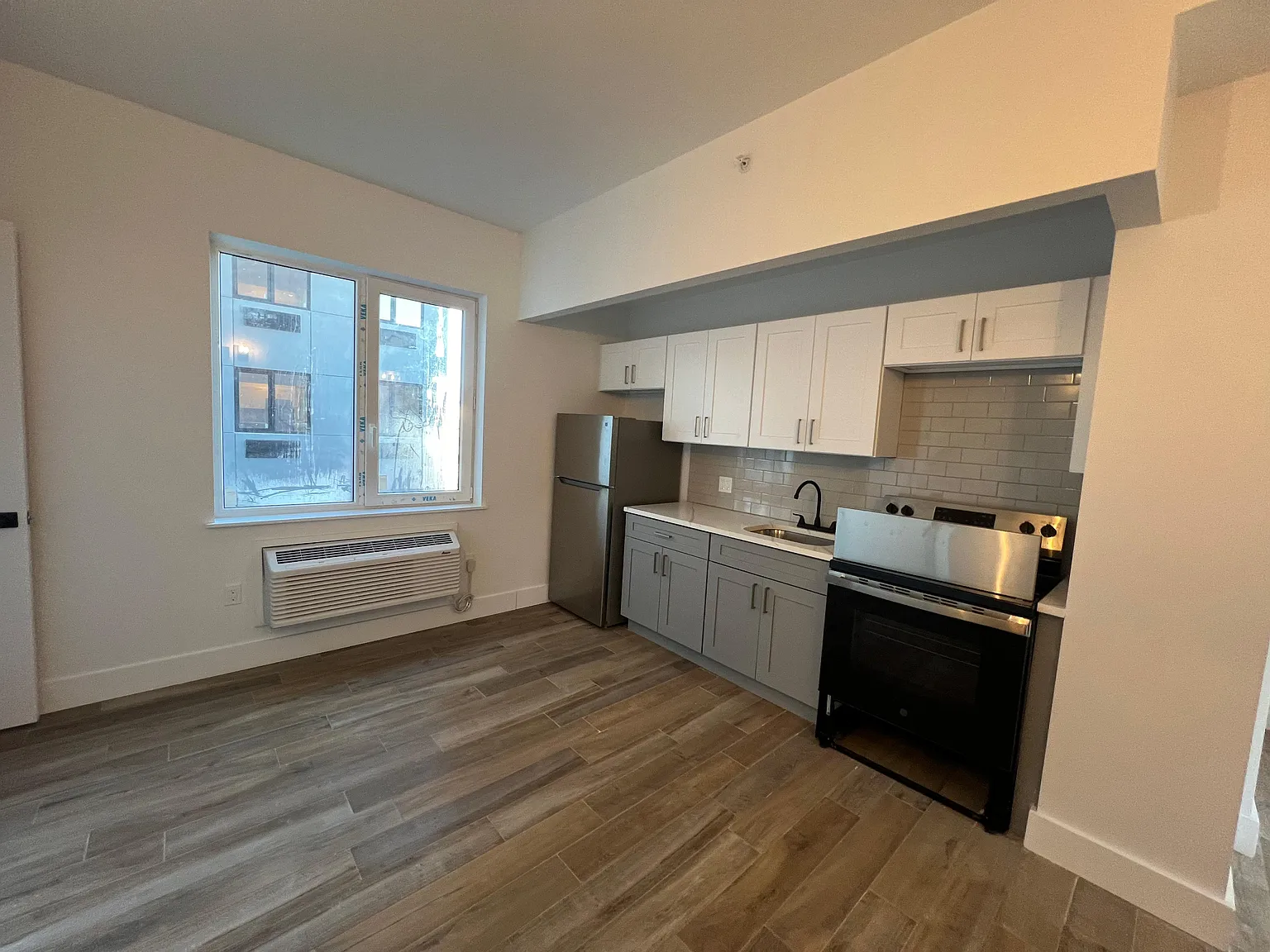 3 bed, 1000 sqft, $3,811 — Photo 2