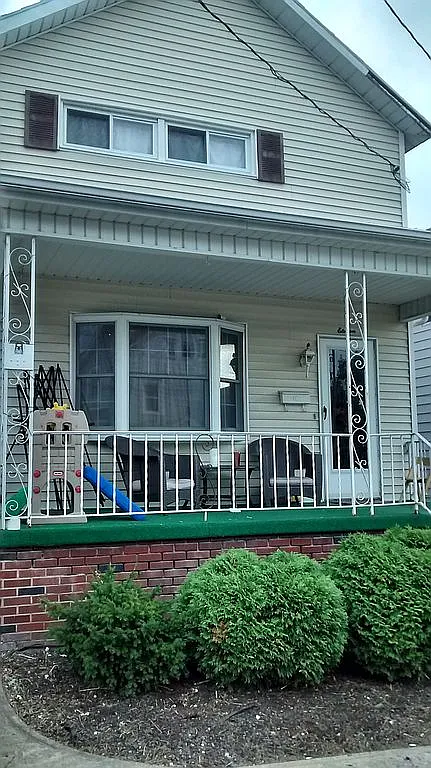 11 Drummond Ave photo 1