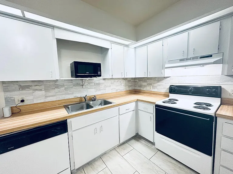 101 Lake Hunter Dr #16 — Photo 2