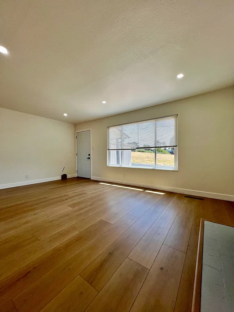 4 bed, 1302 sqft, $3,350 — Photo 3