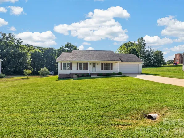 4405 Claralee Ln, Hickory, NC 28602