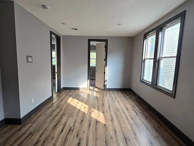 3 bed, 900 sqft, $3,000 — Photo 3