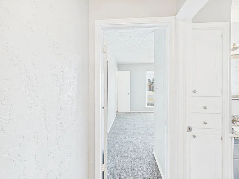 324 NW Compass Dr — Photo 13