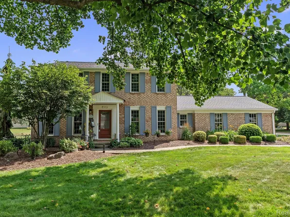 2887 Armstrong Dr, Lake Orion, MI 48360