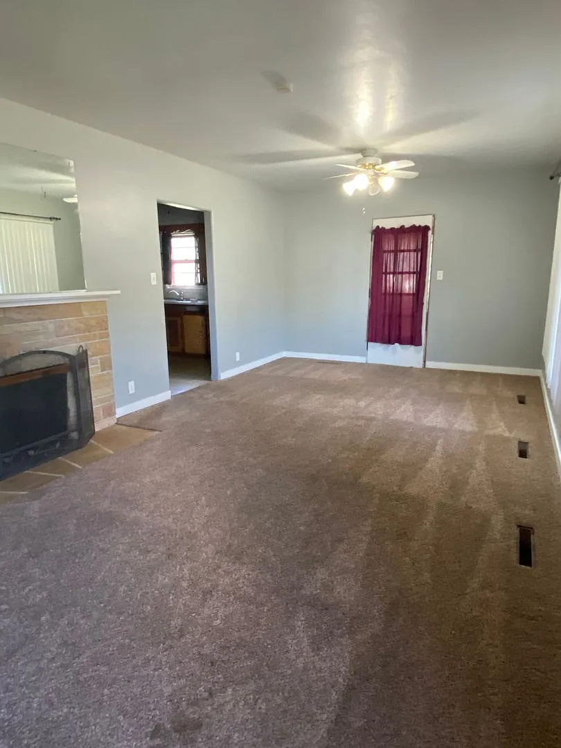 2 Bedroom, 1 Bath Single Family Home with Single Stall Garage 920 Ashland Waterloo, IA — Photo 4