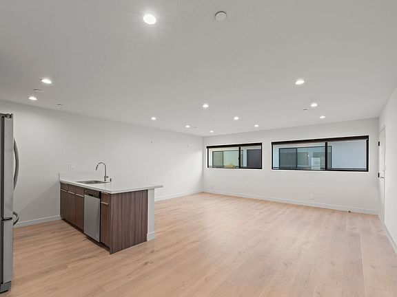 2nd image of 725 N Alfred St #206