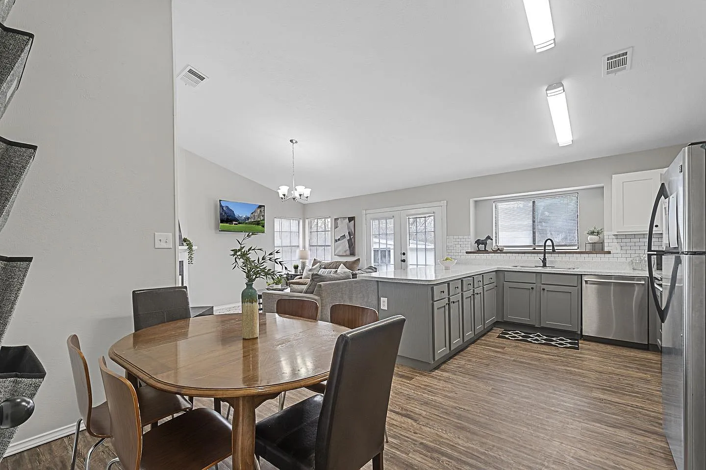 Comfort & style in Arlington with easy highway access — Photo 3