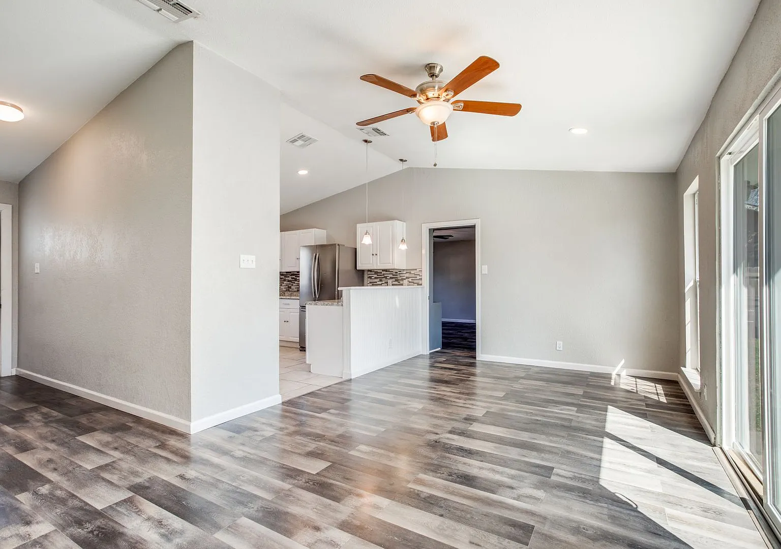3 Bedroom 2 Bath Lakeside Subdivision — Photo 2