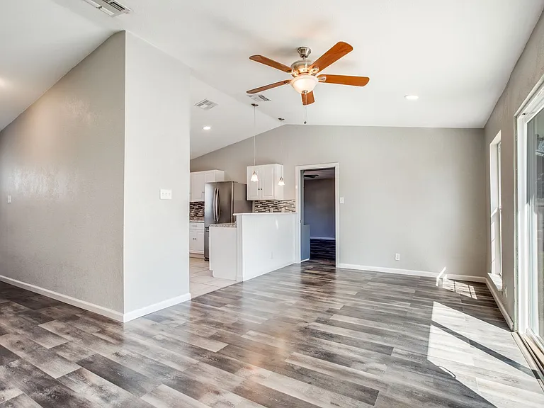 2610 Lakebriar St — Photo 2
