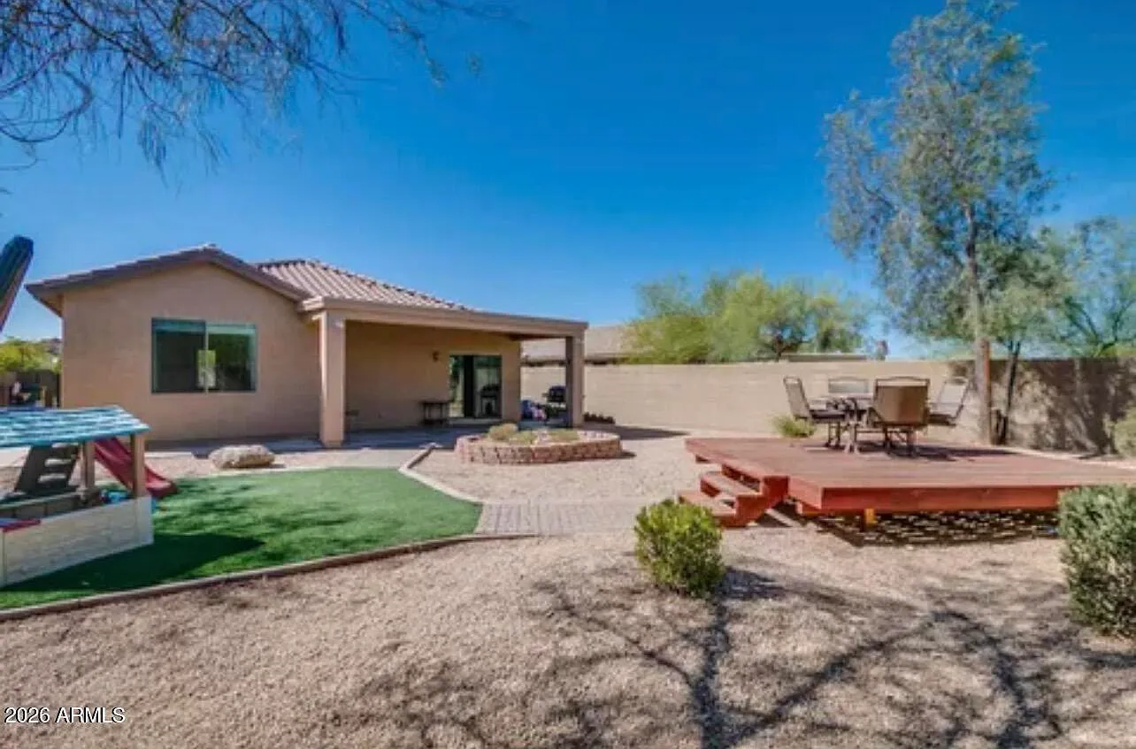 3 bed, 2.0 bath, 1432 sqft, $2,300 — Photo 3