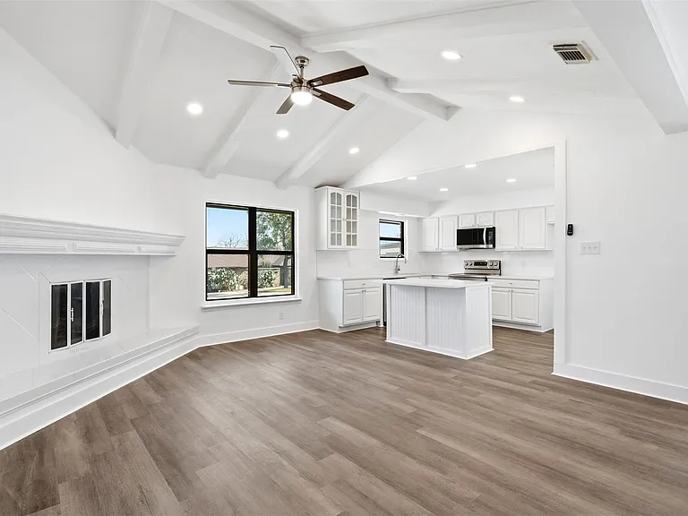 100 Howard Dr — Photo 3