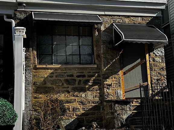 4th image of 282 Montana St