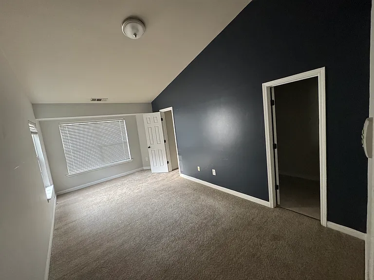 950 Redwood Dr — Photo 2
