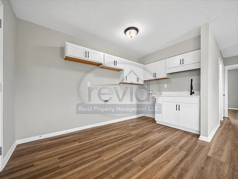 708 Hastings — Photo 35
