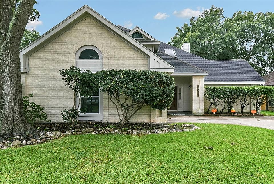 Welcome to your new home at 19911 Hoppers Creek Drive