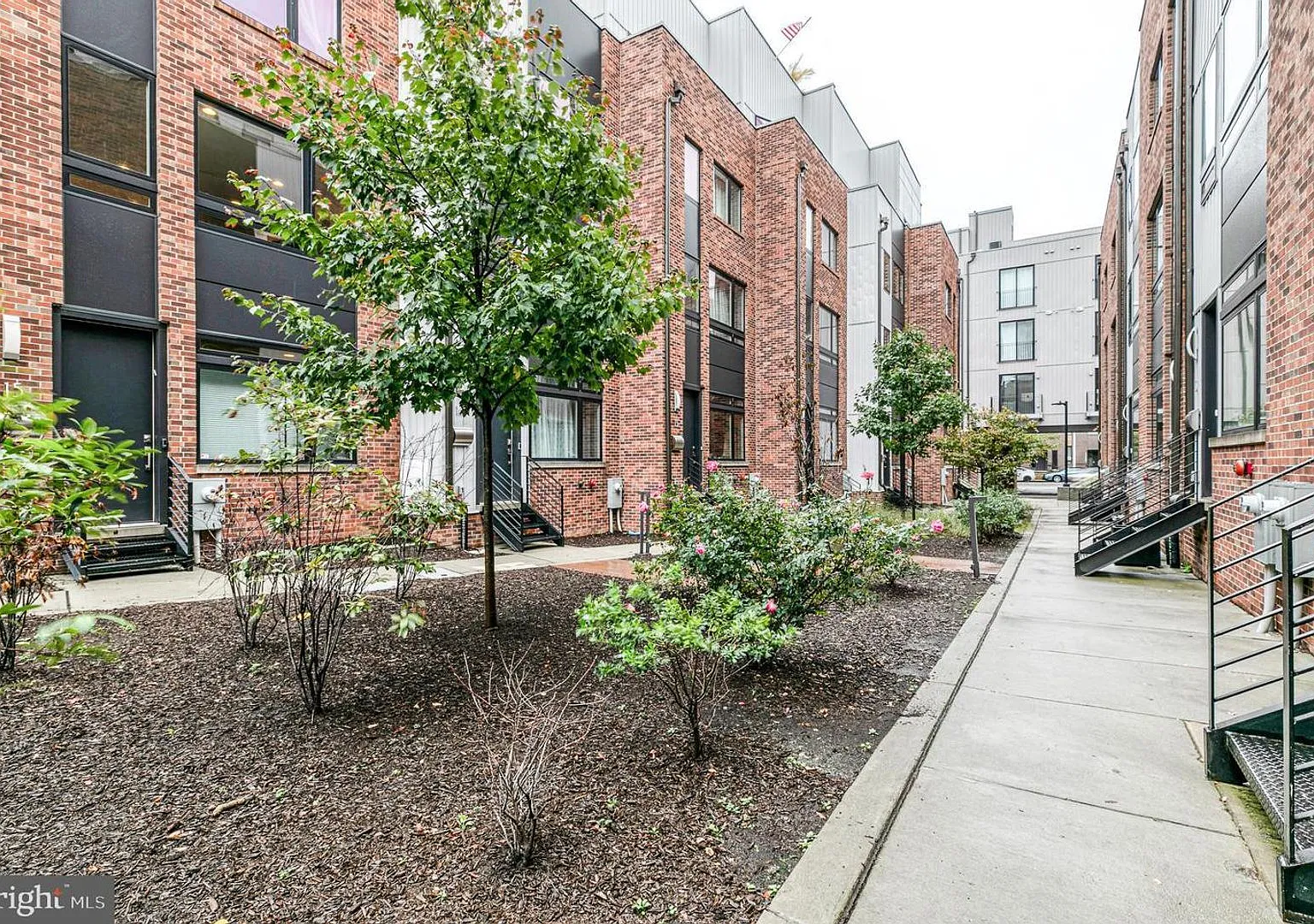 Northern Liberties Townhome with Parking — Photo 2