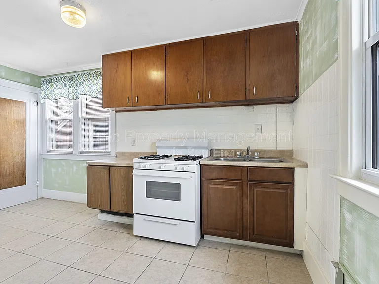 152 Ford Ave — Photo 2