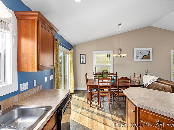 3rd image of 3740 Townline Ct