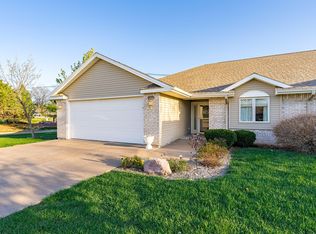 1702 Cobblestone Dr, Muscatine, IA 52761