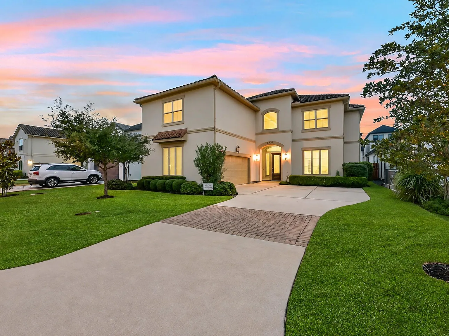 5 bed, 3.5 bath, 4438 sqft, $5,800 — Photo 1