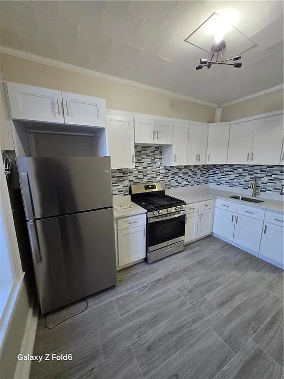 3 bed, 1.0 bath, 1900 sqft, $3,200 — Photo 2