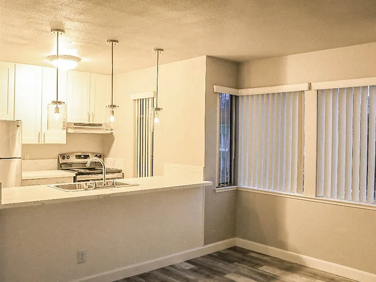 Peacock Apartments — Photo 3