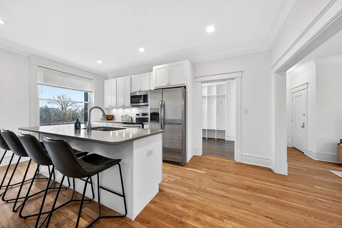 Building Photo - 5394 Pershing Ave #2