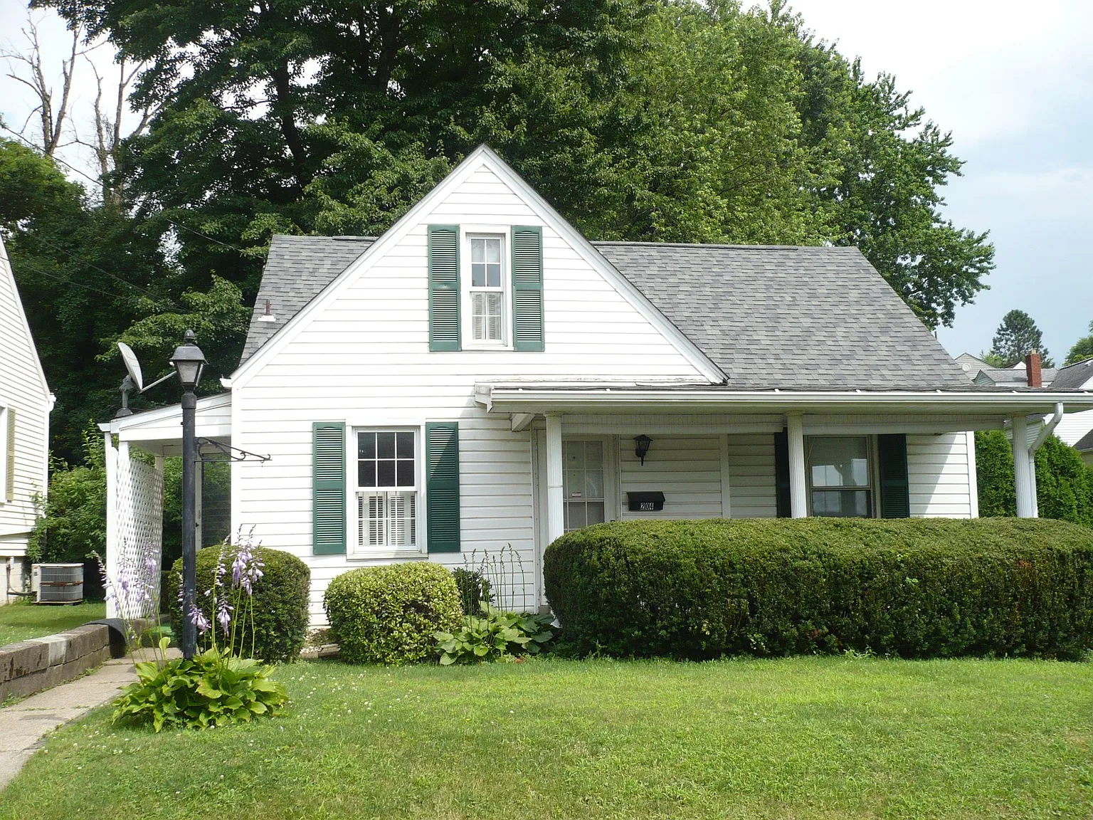204 Seneca Ave photo 1
