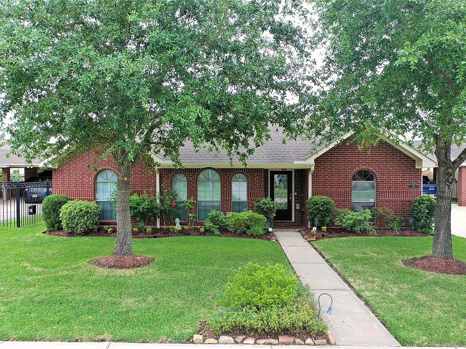 Welcome to 2811 Brahman--a warm and beautiful one-story brick home in sought-after Southfork with nice-sized front yard, fresh landscaping and covered front porch