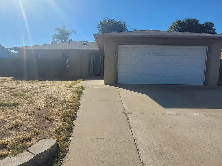 1682 Griffith Ave — Photo 3