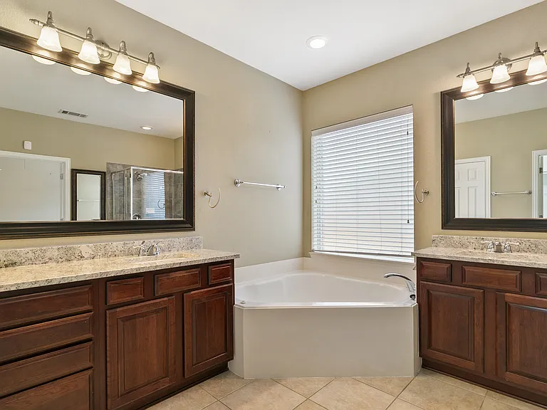 5128 Oceana Dr — Photo 22