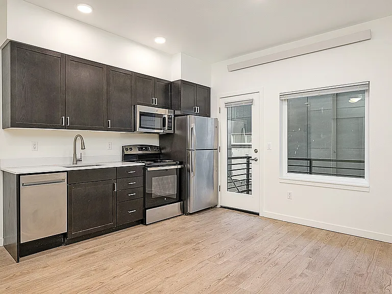 330 Dekum Apartments — Photo 10