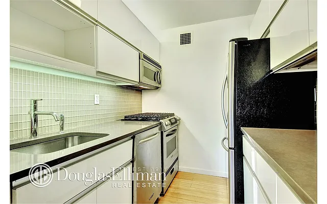 Rented by Douglas Elliman | media 16