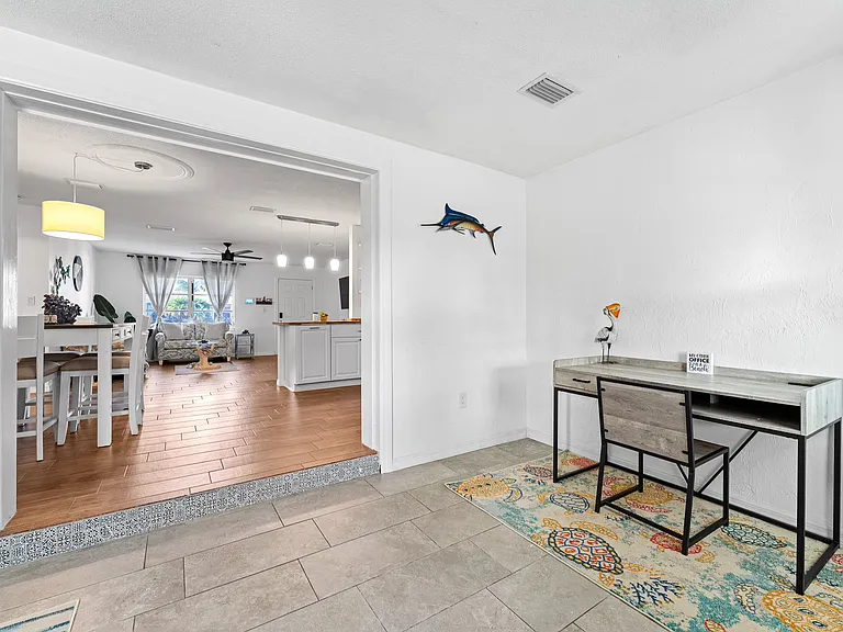 2549 Clarendon Ave — Photo 22